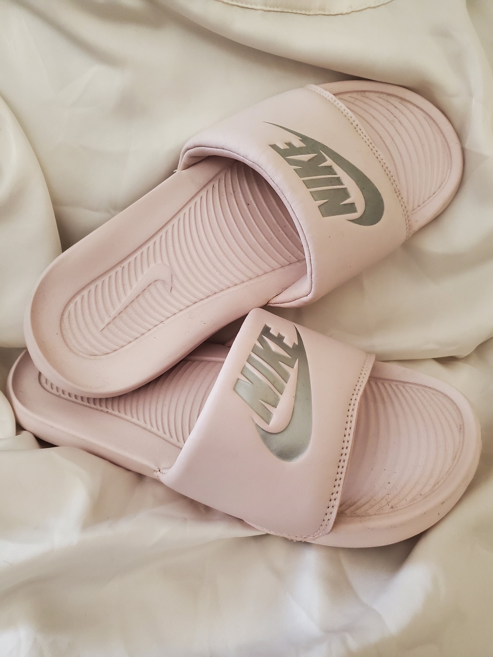 New Nike size 7 Women’s Pink Slide